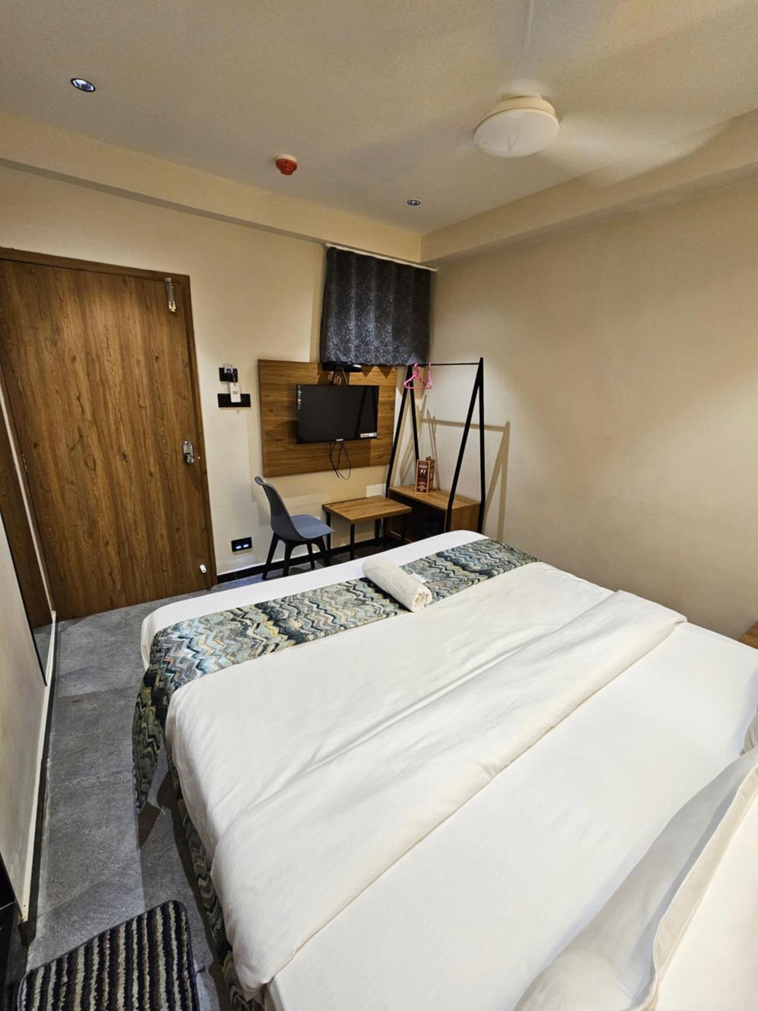 Hotel Nova Palm Rajkot Ngoại thất bức ảnh