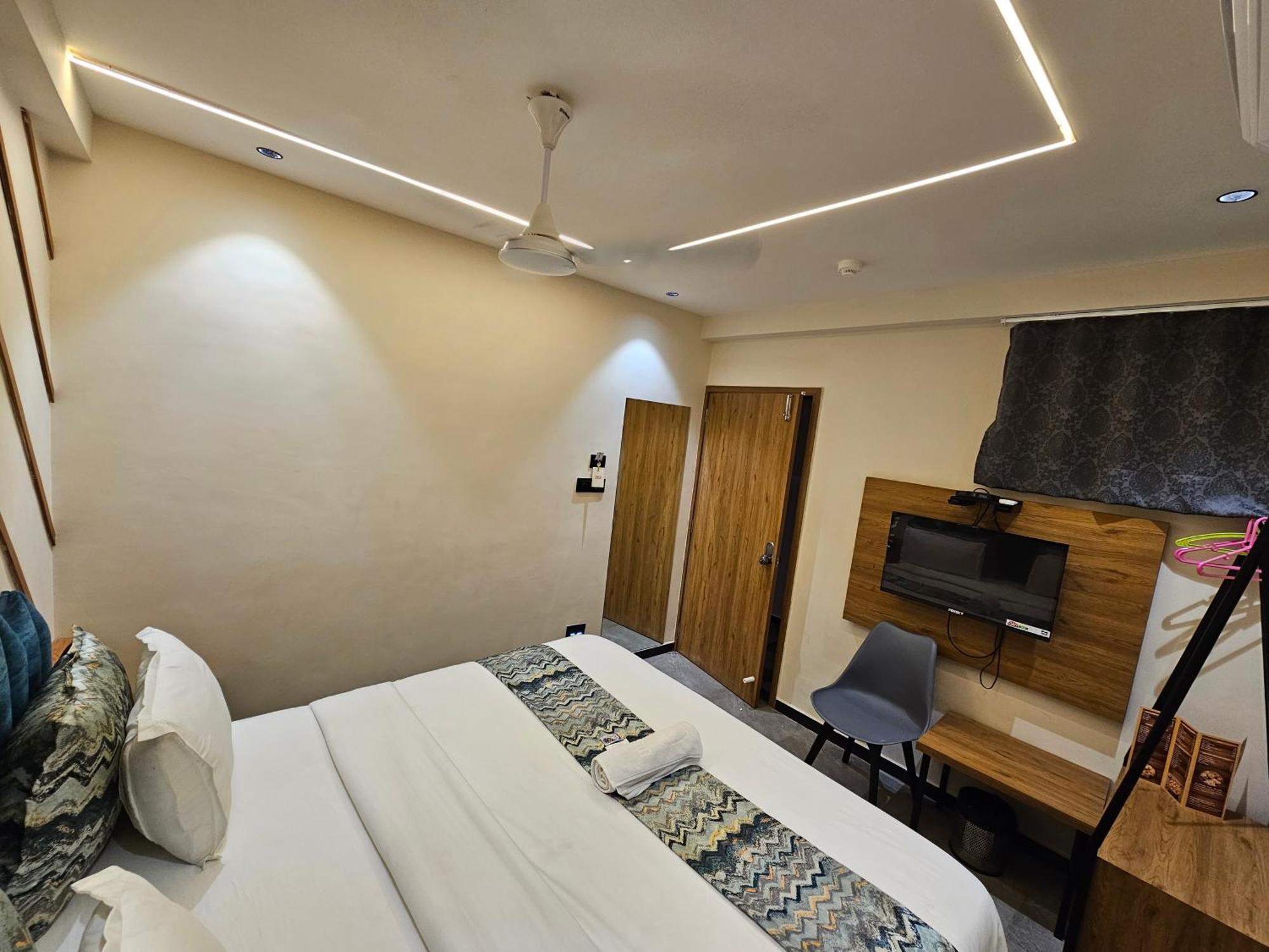 Hotel Nova Palm Rajkot Ngoại thất bức ảnh